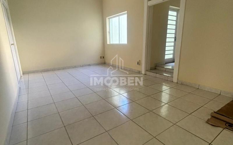 Casa  Residencial ou Comercial com 3 dormitórios para alugar por R$ 2.500/mês - Centro - Amparo/SP